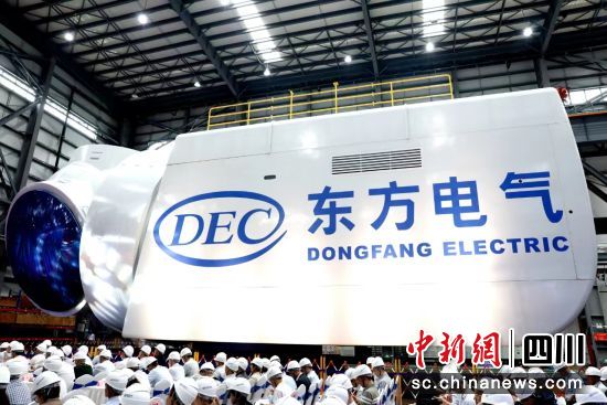全球最大18兆瓦直驱海上风电机组下线仪式现场。中国尊龙凯时·(中国)网站-AG旗舰厅电气集团有限公司供图