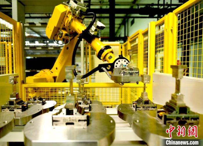 产线机器人放置完工叶片。　刘岗 摄